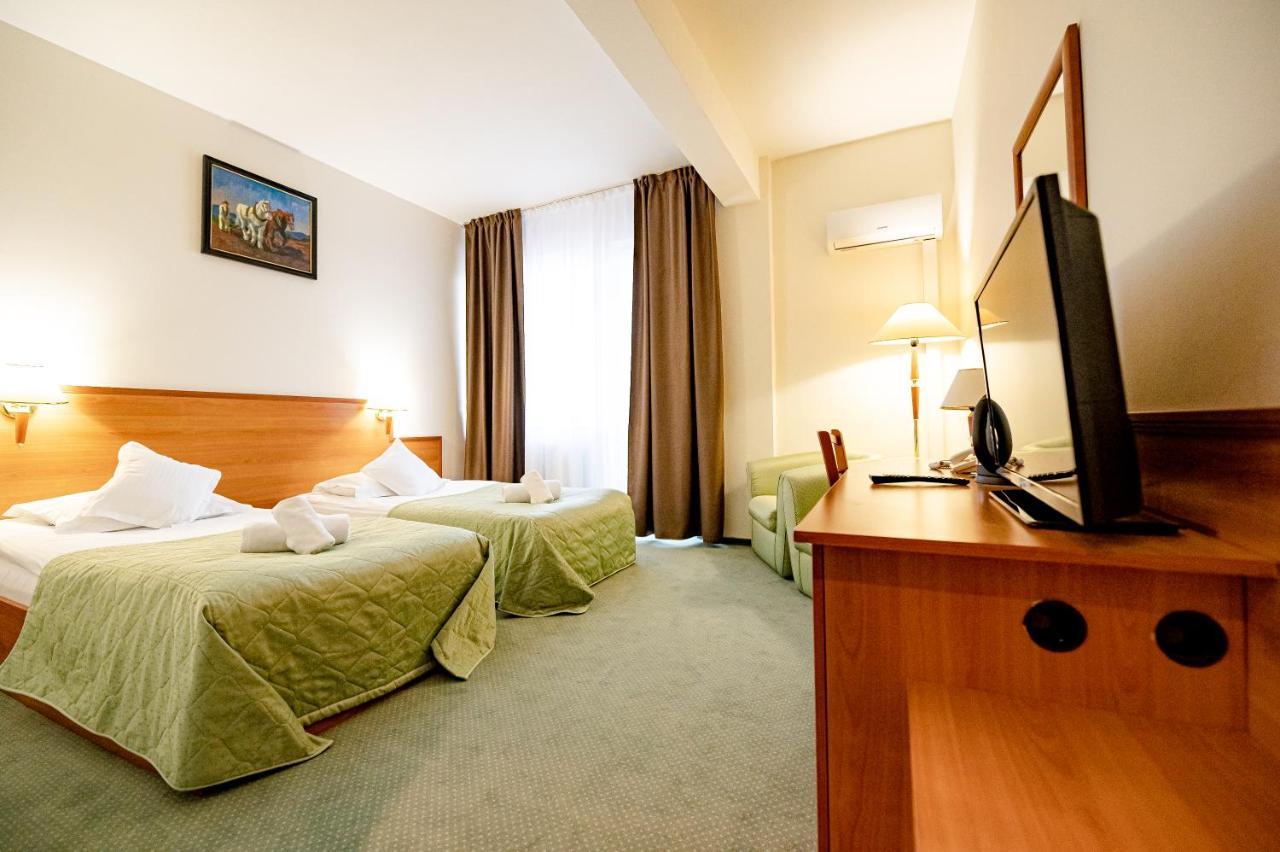 Hotel Rivulus Baia Mare Exteriör bild